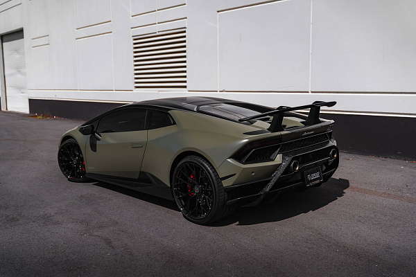 Фото дисков Brixton Forged PF10 Черный глянец на Lamborghini Huracan