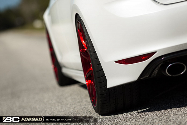 Фото дисков BC Forged RZ39 Красный глянец на Volkswagen Golf VII