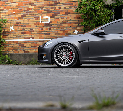Фото дисков Vossen S17-04 на Tesla Model S