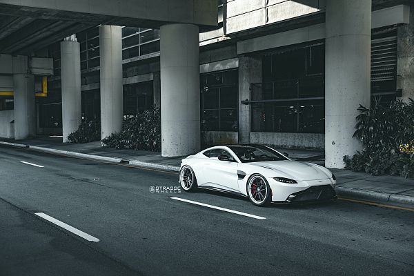 Фото дисков Strasse Wheels SV1T Deep Concave FS Другой цвет на Aston Martin Vantage 2