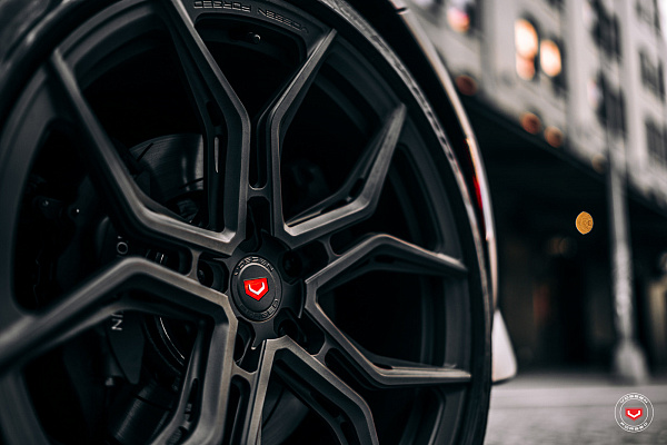 Фото дисков Vossen EVO-3R Сатиновый графит на Aston Martin Vantage 4