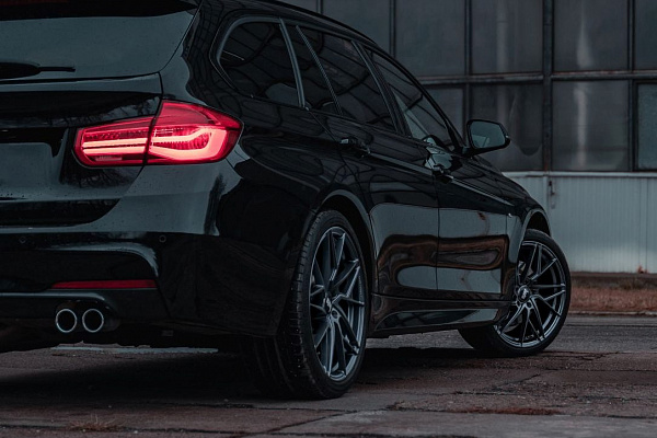 Фото дисков Bola FLR Глянцевый графит на BMW 3/M3 (F3x/F80)