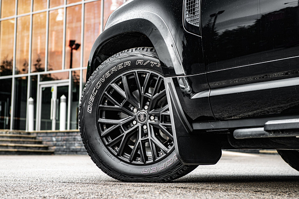 Фото дисков Kahn RS 3.0 Черный сатин на Land Rover Defender II