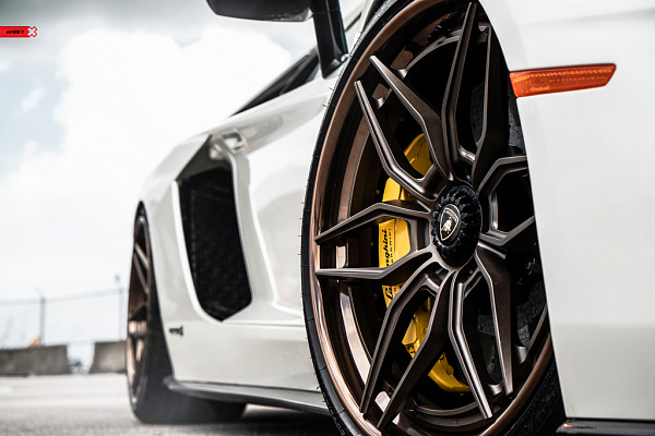 Фото дисков Anrky AN36 Сатиновая темная бронза на Lamborghini Aventador