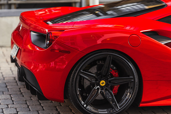 Фото дисков Brixton Forged PF4 Черный глянец на Ferrari 488