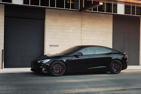 Фото дисков Strasse Wheels SM7T Deep Concave Черный глянец на Tesla Model S