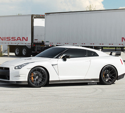 Фото дисков Strasse Wheels SM5R Deep Concave Monoblock на Nissan GT-R