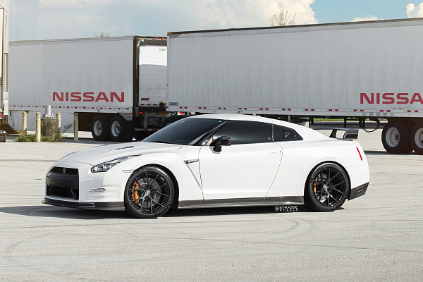 Фото дисков Strasse Wheels SM5R Deep Concave Monoblock Другой цвет на Nissan GT-R