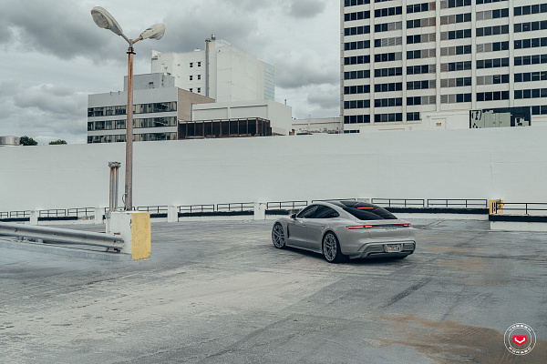Фото дисков Vossen LC3-03T Глянцевый графит на Porsche Taycan I