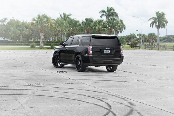 Фото дисков Strasse Wheels T8 Signature Черный глянец на GMC Yukon V