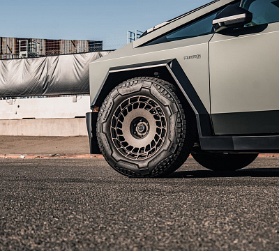 Фото дисков Brixton Forged TR09 AERO1 на Tesla Cybertruck