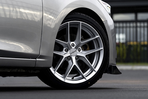 Фото дисков Rotiform FLG Серебро на Mazda 3 III