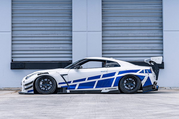 Фото дисков Strasse Wheels SM5R Deep Concave FS Черный глянец на Nissan GT-R