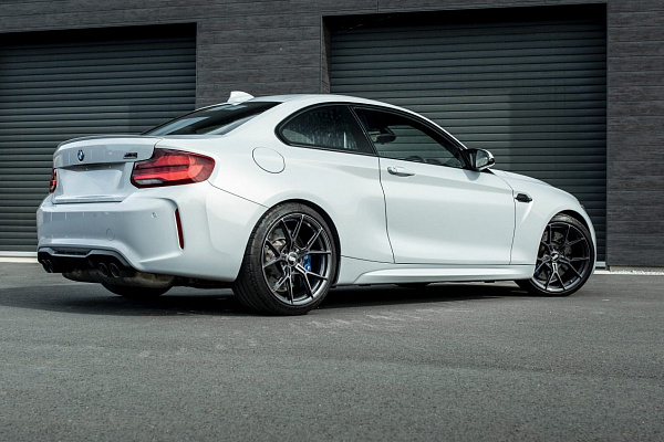 Фото дисков Bola FLY Глянцевый графит на BMW 2/M2 (F22/F87)