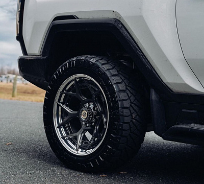 Фото дисков 4PLAY 4PF6 на GMC Hummer EV