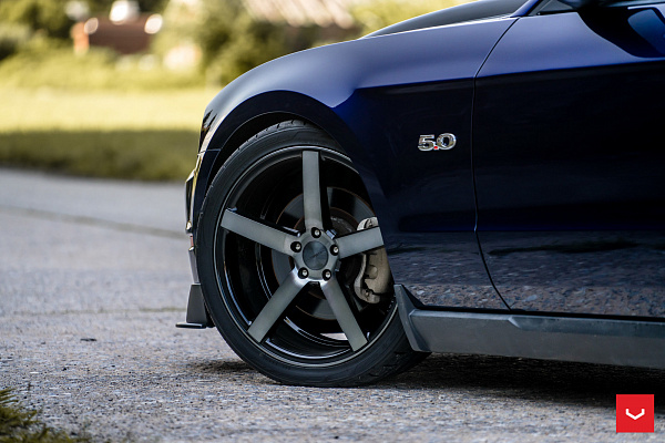 Фото дисков Vossen CV3 Глянцевый темный лак на Ford Mustang V