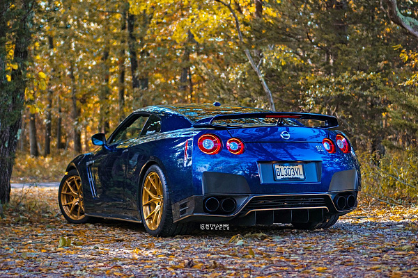 Фото дисков Strasse Wheels SM5R Deep Concave Monoblock Сатиновое золото на Nissan GT-R