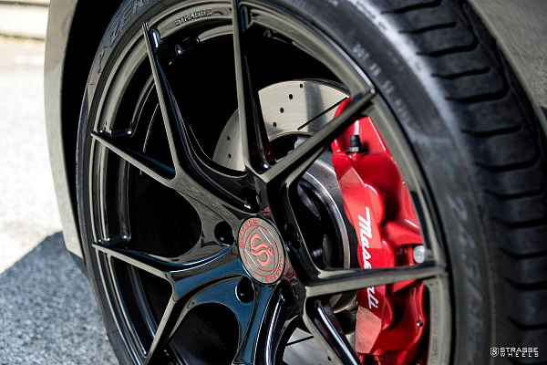 Фото дисков Strasse Wheels SM5R Deep Concave Monoblock Черный глянец на Maserati GranTurismo I