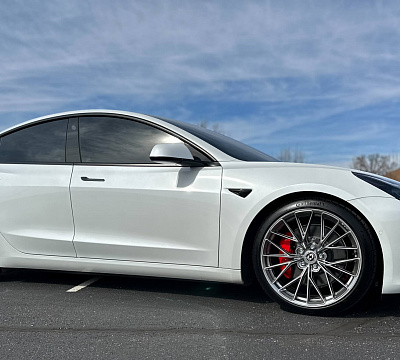 Фото дисков HRE FF28 на Tesla Model 3