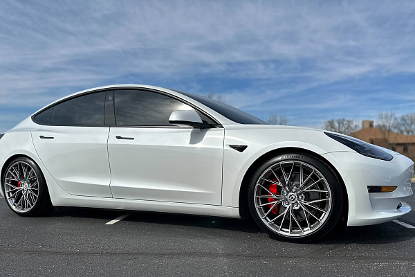 Фото дисков HRE FF28 Глянцевый тонированный лак на Tesla Model 3