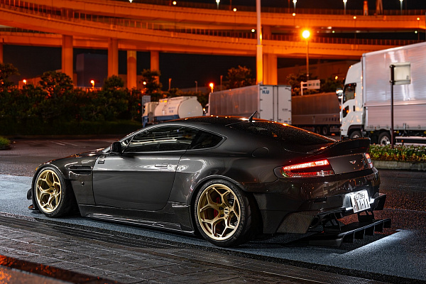 Фото дисков Radi8 Raijin Глянцевая шампань на Aston Martin Vantage 3