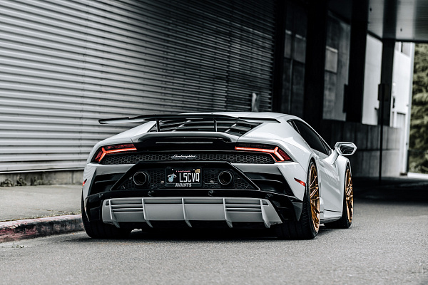 Фото дисков Brixton Forged VL4 Глянцевое темное золото на Lamborghini Huracan