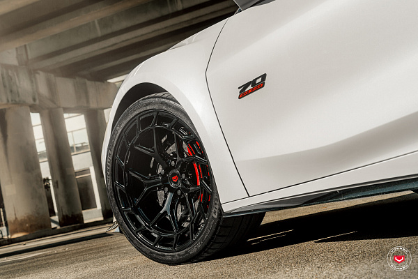 Фото дисков Vossen LC3-01T Черный глянец на Chevrolet Corvette C8