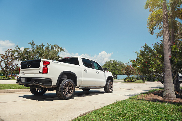 Фото дисков 4PLAY 4P83 Глянцевая бронза на Chevrolet Silverado IV