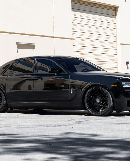 Фото дисков S17-16 Черный глянец на Rolls-Royce Ghost II