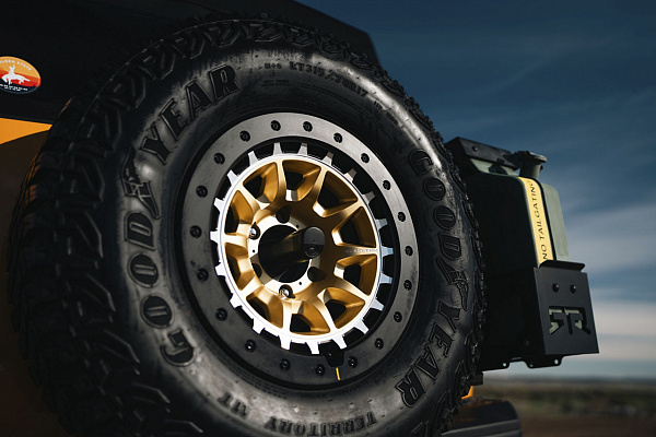 Фото дисков Black Rhino TUSK Сатиновое золото на Ford Bronco