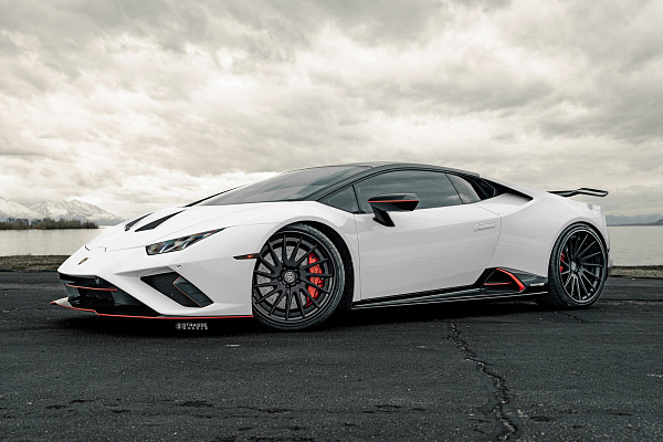 Фото дисков Strasse Wheels SV15T Deep Concave FS Черный матовый на Lamborghini Huracan