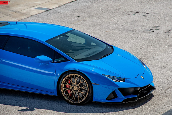 Фото дисков Anrky AN10 Сатиновое золото на Lamborghini Huracan