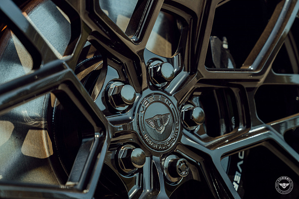 Фото дисков Vossen UV-1 Черный глянец на Land Rover Range Rover Sport II