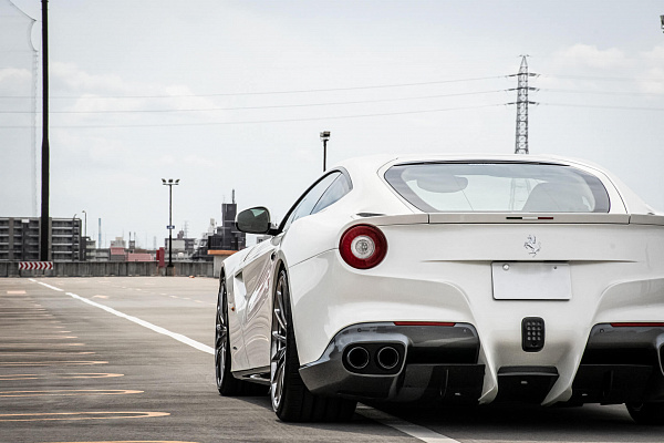 Фото дисков HRE P103 Глянцевый темный лак на Ferrari F12
