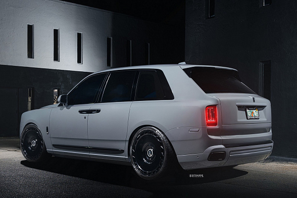 Фото дисков Strasse Wheels SV101 Deep Concave Duoblock RR Черный глянец на Rolls-Royce Cullinan