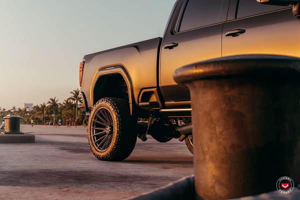 Фото дисков Vossen VFX-03 Глянцевый темный лак на GMC Sierra IV