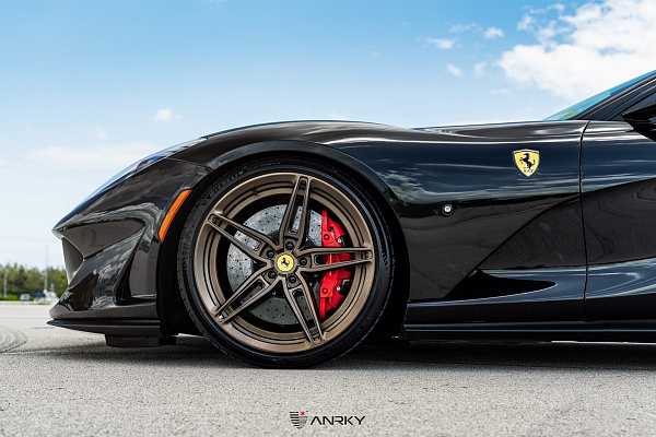 Фото дисков Anrky AN27 Сатиновая темная бронза на Ferrari 812
