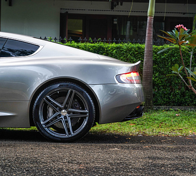 Фото дисков Vossen VFS-5 на Aston Martin DB 9 