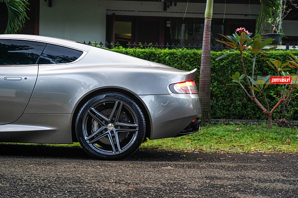 Aston Martin DB9