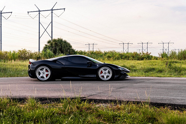 Фото дисков Strasse Wheels F5 Track Глянцевый лак на Ferrari SF90