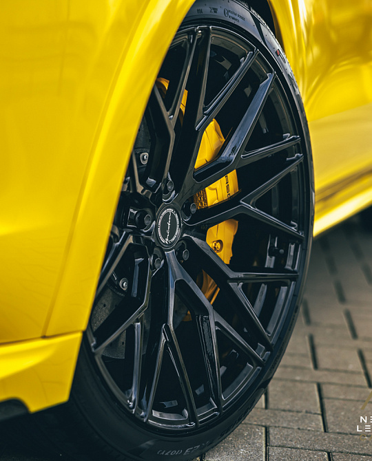 Фото дисков PF10 Черный глянец на Porsche Cayenne III