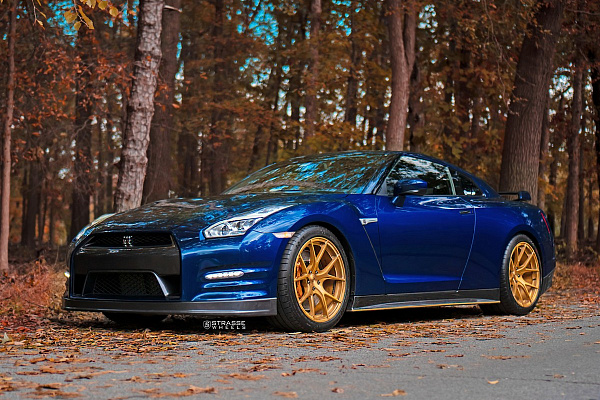 Фото дисков Strasse Wheels SM5R Deep Concave Monoblock Сатиновое золото на Nissan GT-R