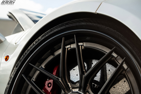 Фото дисков 1886 Wheels XR004 Сатиновый графит на Ferrari 488