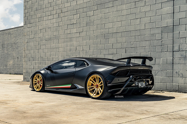 Фото дисков Strasse Wheels SV12 Deep Concave Duoblock Сатиновое золото на Lamborghini Huracan