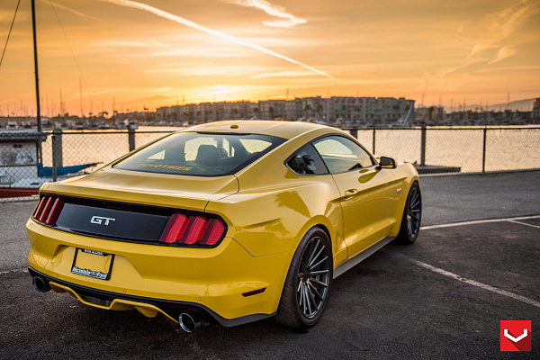 Фото дисков Vossen VFS-2 Глянцевый графит на Ford Mustang VI