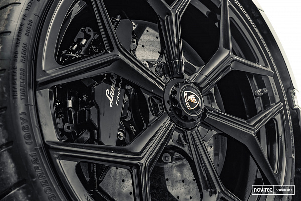 Фото дисков NOVITEC NL4 Черный глянец на Lamborghini Revuelto