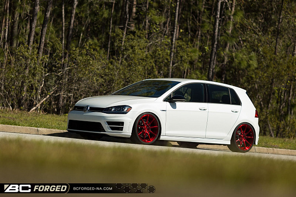 Фото дисков BC Forged RZ39 Красный глянец на Volkswagen Golf VII