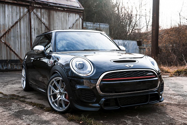 Фото дисков Bola FLE Глянцевый лак на MINI Cooper III