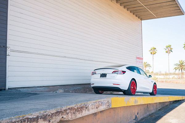 Фото дисков HRE FF10 Красный глянец на Tesla Model 3