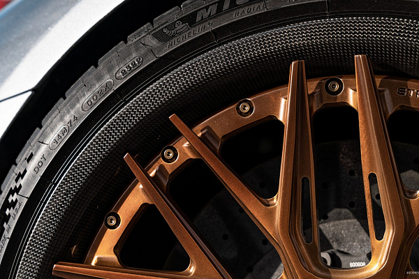 Фото дисков Strasse Wheels SV10M Track Сатиновая бронза на Lamborghini Aventador